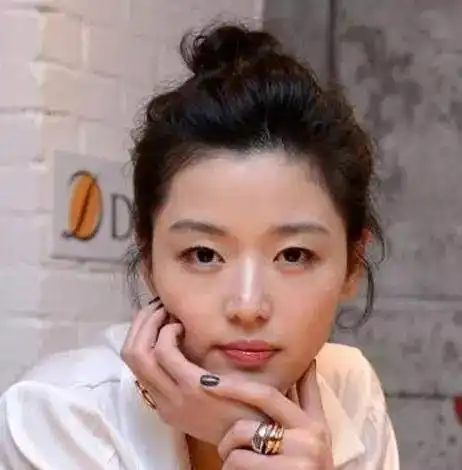 别割双眼皮了,这些小眼睛女星,仅通过发型就轻松提高了颜值