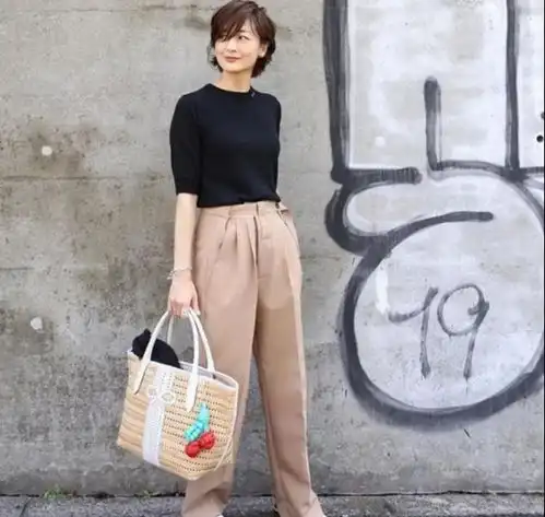 这可能是我见过最时髦的50岁女人不装嫩不油腻,美得高级有气质