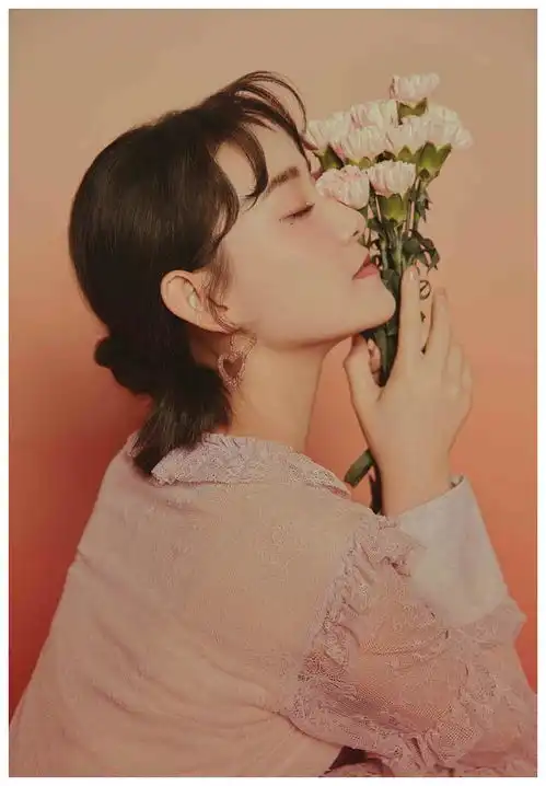 蒋依依20岁生日油画风大片,诠释花与少女的浪漫邂逅