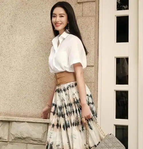 杨采钰穿针织开衫配半身裙亮相,衣品也太好了,穿出港姐的味道