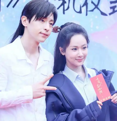 不敌迪丽热巴,杨紫大方晒美腿,网友再和邓伦合作一次吧