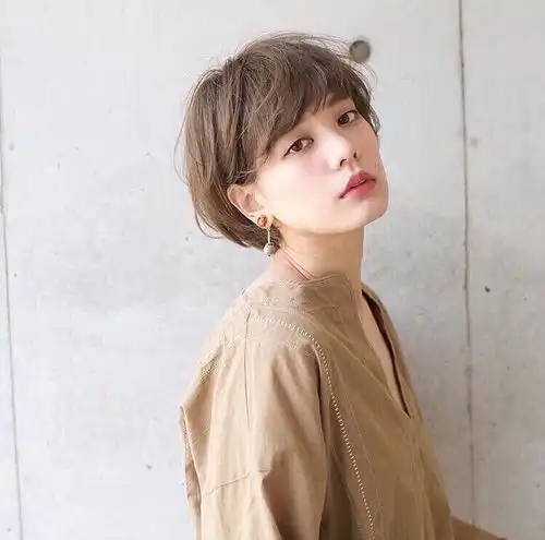 年龄超过40岁的女人,不知道换什么发型好,可以参考这5种