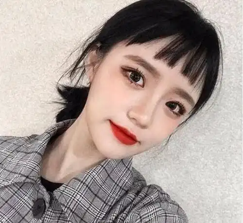 脸大的女生尽量少露额头,这3款刘海更适合你,减龄显脸小