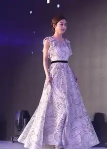 赵丽颖白色长裙穿出女神范皮肤水嫩白皙太亮眼