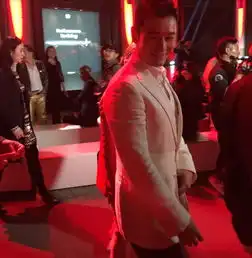 黄晓明现身活动微笑和网友合影尽显亲和