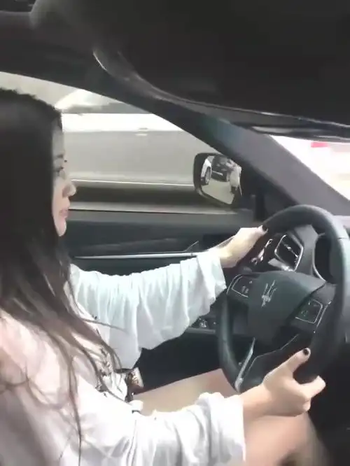 不是所以的女司机都是那么可怕,美女认真开车的样子好美
