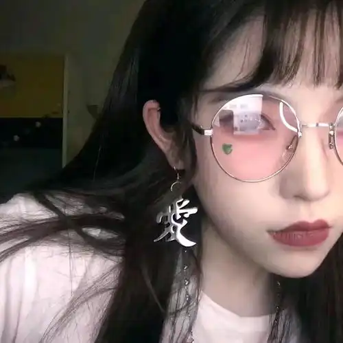 我的肩上是风风上是闪烁的星群气质傲娇好看女生头像
