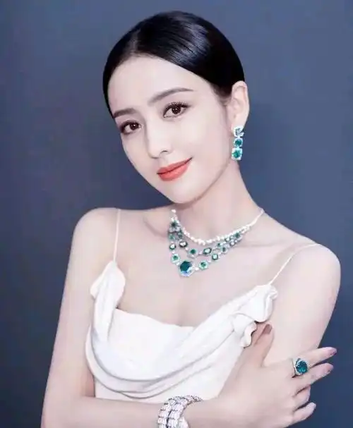 娱乐圈充满贵气的女星,个个美若天仙,你最喜欢谁