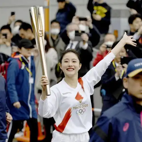 石原里美现身圣火传递彩排现场,全程开怀大笑被称最美火炬手