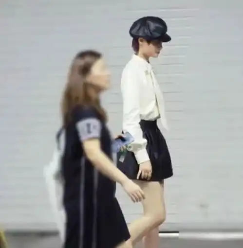 李宇春高腰短裙配条纹衬衣现身活动,为了有女人味也是够拼了