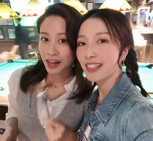 千亿女友依偎在闺蜜胸前撒娇,扎双麻花辫满屏清纯少女气息