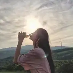 自信的微信女头有一壶酒足以慰风尘