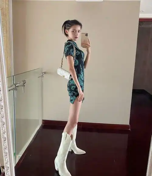 王思聪最美前任现在成啥样看清她穿上瘦瘦靴的腿,能比竹竿细