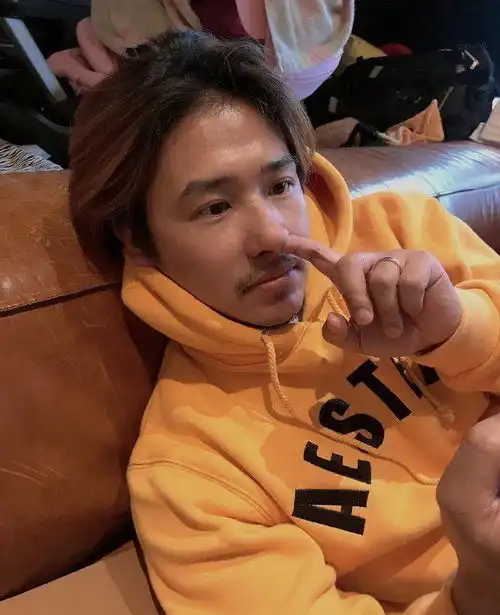 欧弟近照曝满脸胡渣很憔悴,与老婆共进午餐全程无精打采