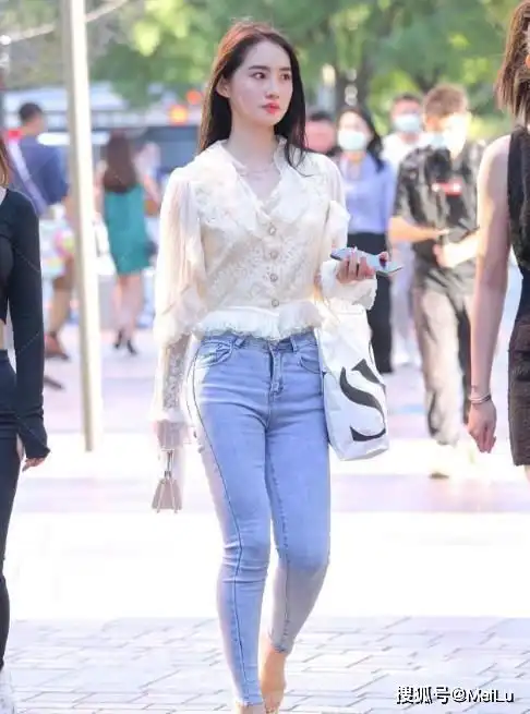 时尚美女穿搭有心机,紧身牛仔裤营造大长腿既视感,精致休闲