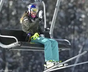 伍兹女友备战滑雪世界杯露出灿烂笑容