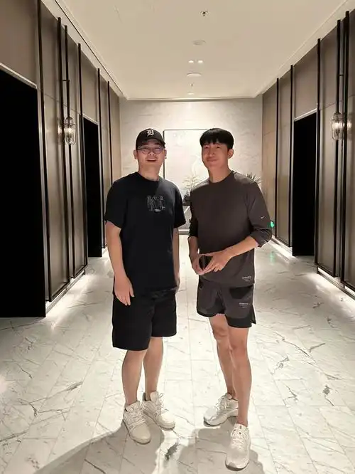 47岁王阳在酒店健身,身材又高又瘦,胸肌饱满,看起来好有男人味