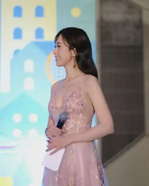 28岁东张女神接司仪工作劲识做,着超性感晚装登场客户值回票价