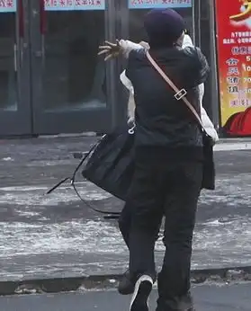 男子街头暴打妙龄女