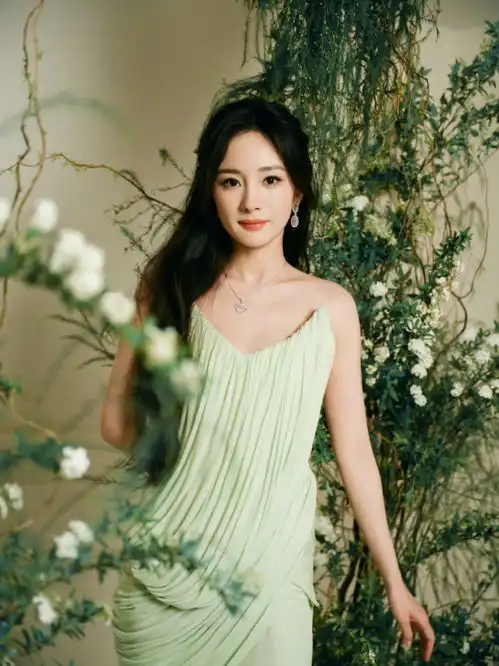 杨幂身着嫩绿开衩裙秒变森林女神大方秀白皙美腿