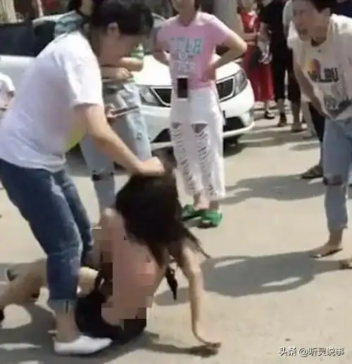 小三被当众扒光上海一女子被当众扒光衣服,隐私部位全部裸露