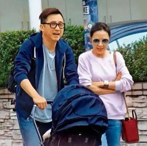 恭喜哈林再当爸,妻子顺利产下二胎男娃,一儿一女凑好字