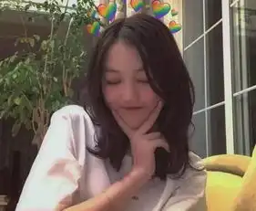 13岁李嫣穿着时尚,大长腿白皙长相神似王菲,颇具女神风范