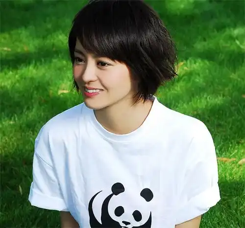 44岁梁咏琪晒20年前颜值对比,穿同款衣服不显老,网友冻龄美女