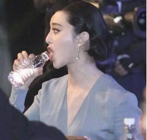 明星喝水照曝光,杨幂像憋气,热巴豪迈,鹿晗专业,我只服赵丽颖女神