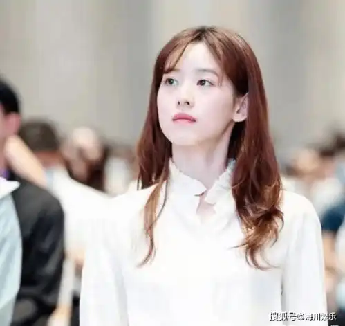 章泽天参加创投活动,和商业人士耐心交流,气质沉稳女精英范十足