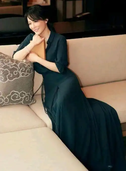 建议中年女人,尽量少穿阔腿裤看俞飞鸿这样穿,时髦显气质
