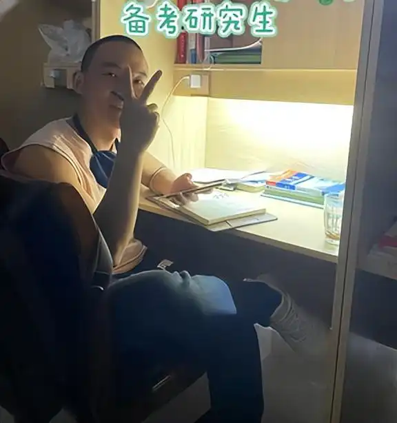 抛弃原配找小三生子谢浩男爸爸直播回应二婚质疑,态度很坚决