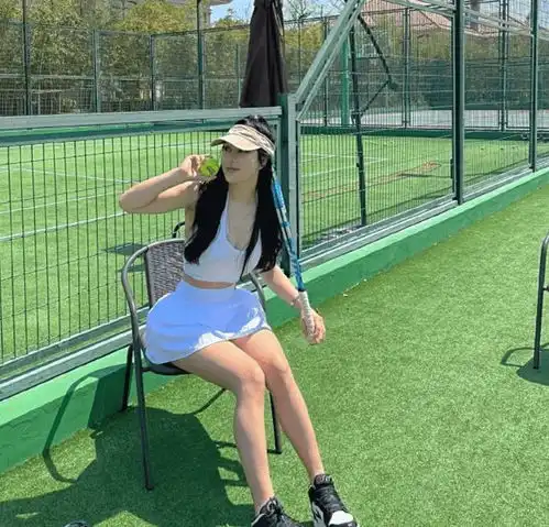 国产健身女生,人送外号小辣椒,小姐姐腰臀比例很突出