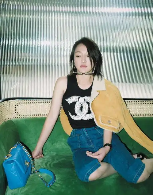 周迅戴头巾变油画女郎,造型优雅显复古,这造型一般人hold不住