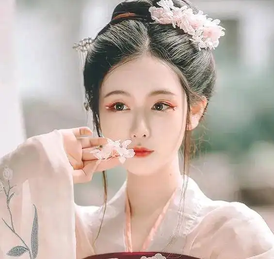 古言宠文神卦宠妃一朝穿越,发现自己有了身孕,还一胎怀了仨