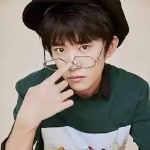 男明星戴上眼镜后,鹿晗画风突变,邓伦好斯文,易烊千玺瞬间高冷