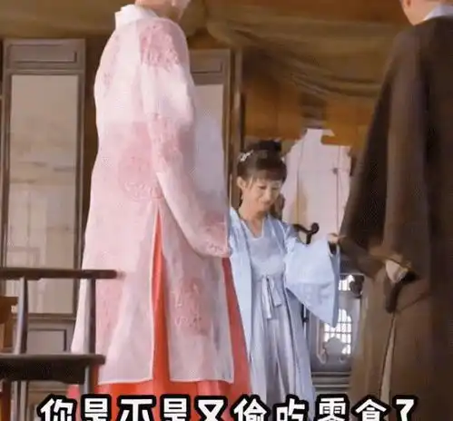 赵丽颖为某品牌拍摄过年广告,在片场逗小女孩逗小孩合集来啦