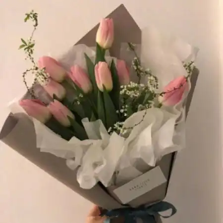 手拿花束头像,唯美好看手拿花束头像女不露脸的