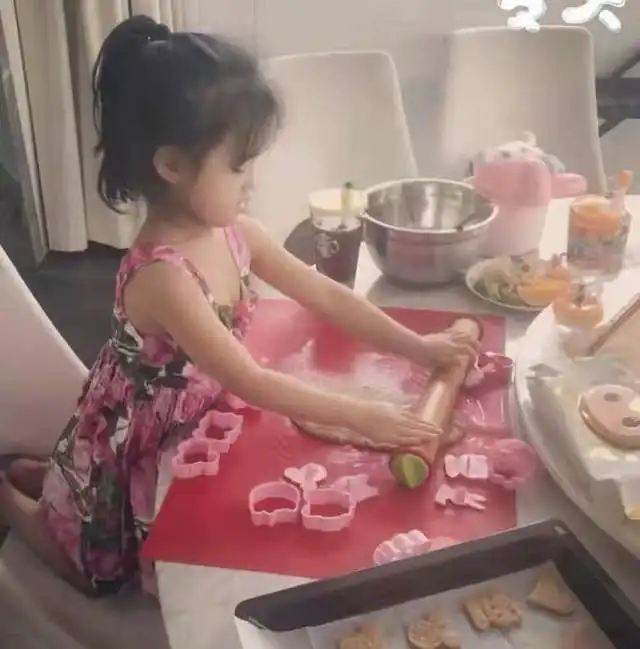 聂远一家三口同框为女儿庆生,生活中是居家好男人,豪宅温馨精致