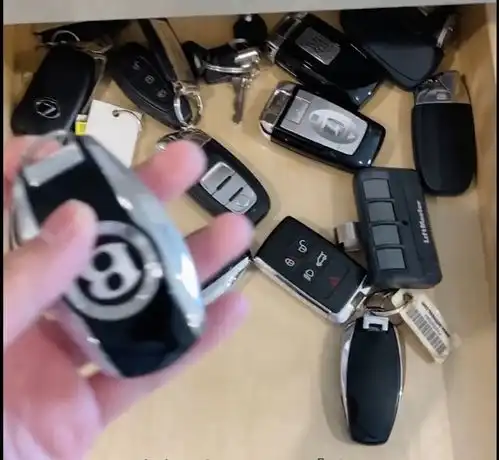 女司机热衷收藏豪车,晒出一抽屉车钥匙,开哪辆全凭心情