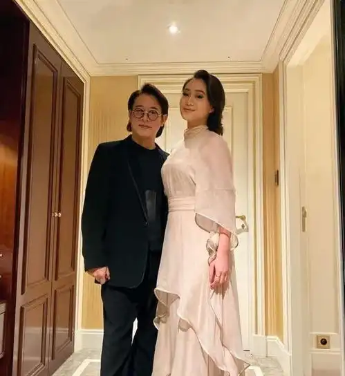 李连杰小女儿晒父女合影为他庆生,被网友质疑矮,还暖心解释