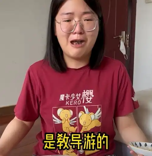 女生化身招裁猫,和闺蜜哭诉被裁经历,理由让人既心疼又好笑