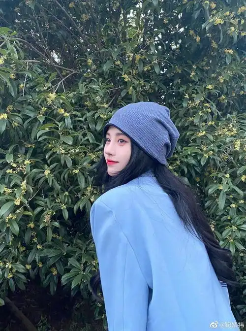 秋日女友上线鞠婧祎近照曝光,可盐可甜少女感十足
