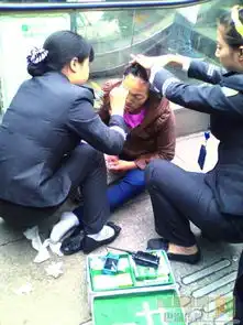 妇女不慎摔伤两轻轨乘务员及时救助