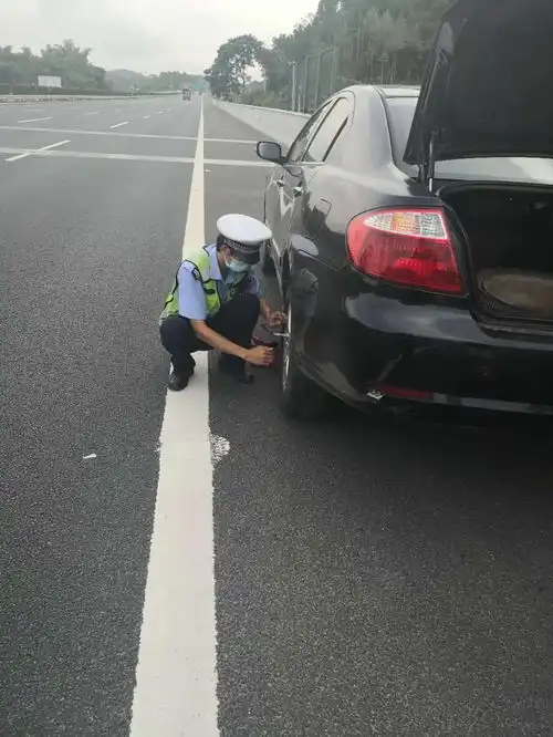 防城港女司机驾车在高速出故障幸好...