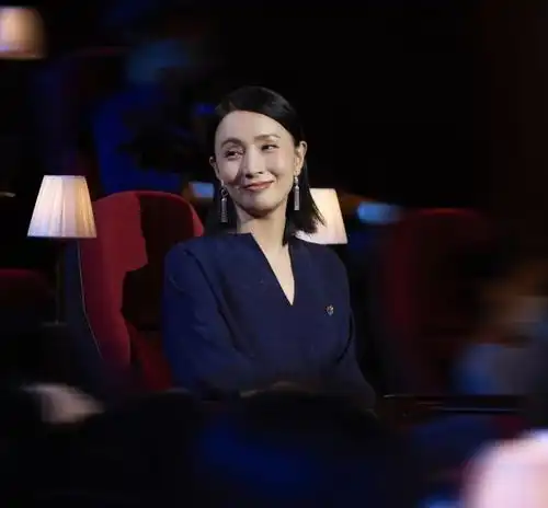 陶虹咏梅两大影后同台,短发陶虹更有女性魅力,咏梅气质吸引人