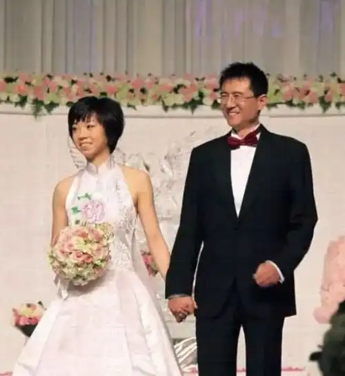张怡宁闪婚嫁给袁立前任,生下一儿一女,结婚14年被宠成宝