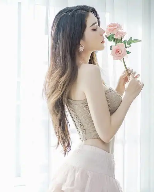 泰国美女saesim福利图欣赏肌肤白嫩大长腿迷人