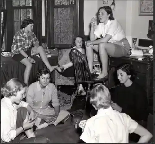 1951年,几个美国女学生打扑克的照片,宿舍配置古色古香十分规整