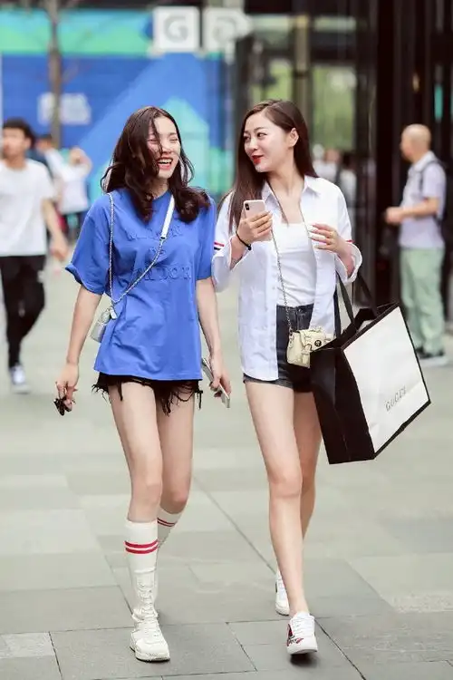 街拍清新脱俗的气质美女,简约个性的穿搭,尽显时尚风采
